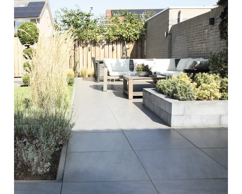 Terras met tuinmeubelen en plantenbakken voor buiten