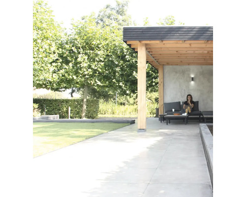 Buitenscène met houten terras, zitplaatsen en gazon