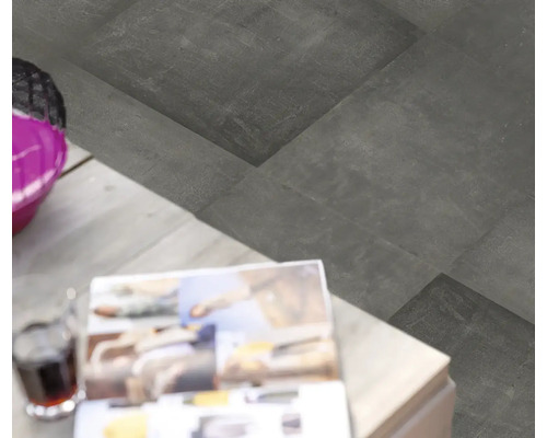 Grijze tegels op de vloer, met een tafel, een tijdschrift, een glas en een kom