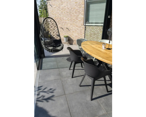 Terras met hangende stoel, tafel en stoelen buiten