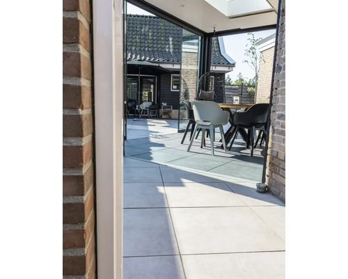 Terras met tuintegels, tuintafel en tuinstoelen