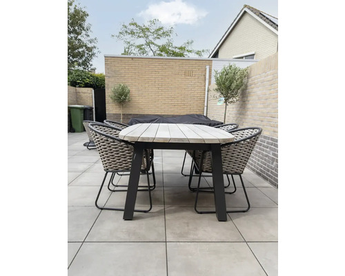 Tuinscene met eettafel en stoelen op een terras