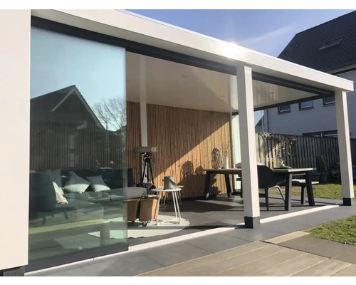 Terrasoverkapping met zithoek en tuintafel