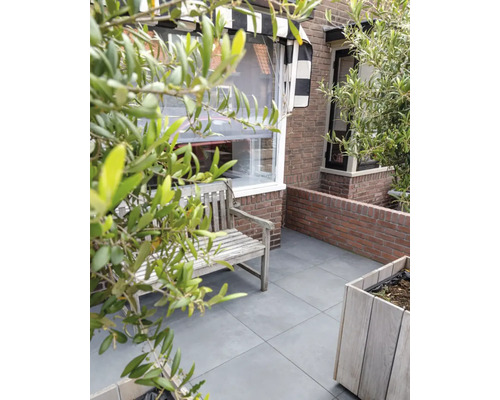 Terras met houten banken en plantenbakken