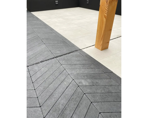 Bestrating met visgraatmotief op een terras