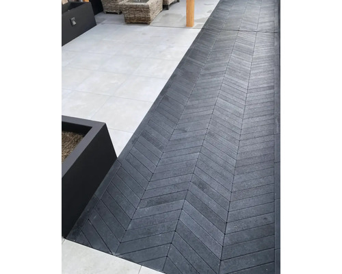 Straatsteen gelegd in visgraatmotief