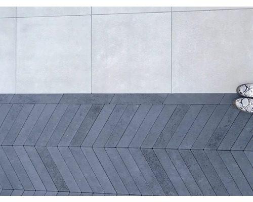 Vloertegels in visgraatmotief naast vierkante vloertegels gelegd