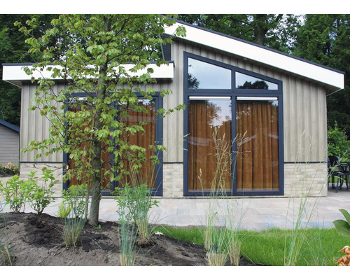 Modern tuinhuis met raampartij en natuurlijk tuinontwerp.
