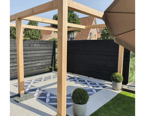 Houten pergola op een terras met sierbestrating en houten schutting