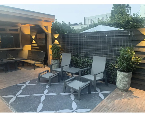 Terras met tuinmeubilair, planten en decoratieve tegels