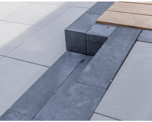 Close-up van een trap gemaakt van betonnen straatstenen met houten details