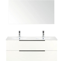 Witte wastafel met twee waskommen, kranen en spiegel voor de badkamer