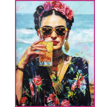 Schilderij van een vrouw met bloemen in haar haar en een zonnebril, die een drankje vasthoudt