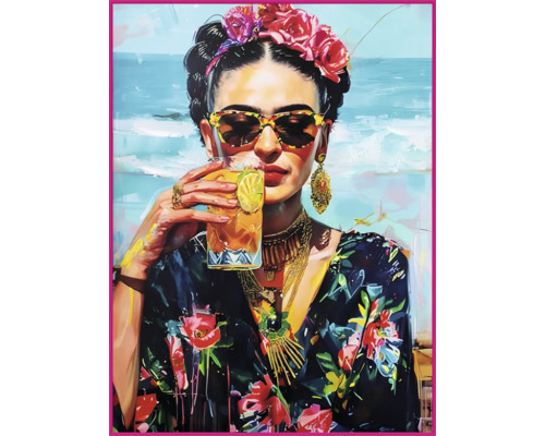 Schilderij met lijst Kahlo 60x80 cm Schilderij van een vrouw met bloemen in haar haar en een zonnebril, die een drankje vasthoudt