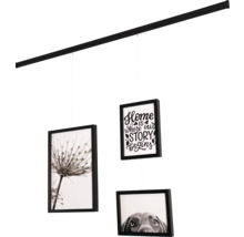 Afbeelding van een hanglamp met drie foto''s aan een wandrail