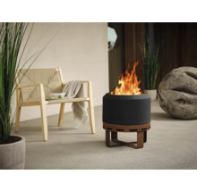 Terrasopstelling met vuurplaats, stoel en decoratie voor een gezellige buitensfeer