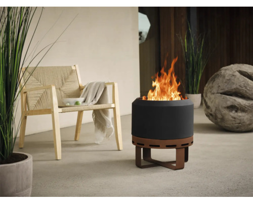 Terrasopstelling met vuurplaats, stoel en decoratie voor een gezellige buitensfeer