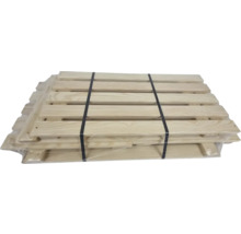 Stapel houten pallets met omsnoeringsband