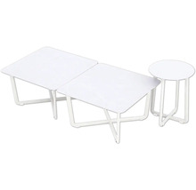 Drie witte tafels van metaal