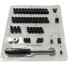 Assortiment met schroeven en gereedschap in een transparante verpakking.