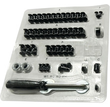 Assortiment schroeven, moeren en gereedschap in een transparante kunststof verpakking