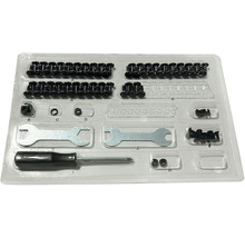 Assortiment met schroeven, moeren, moersleutels en schroevendraaier in een plastic verpakking