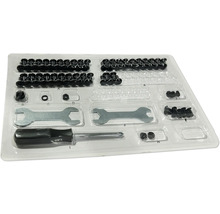 Assortiment schroeven, moeren en gereedschap in transparante kunststof verpakking.