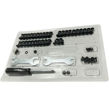 Gereedschapsset met moersleutel, schroevendraaier en schroeven in transparante verpakking