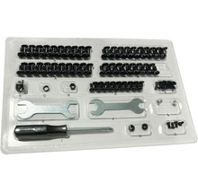 Gesorteerde set met schroeven, moeren en gereedschap in transparante plastic verpakking.