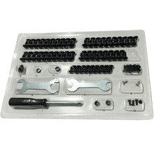 Montageset met schroeven, moeren, schroefsleutels en schroevendraaier in transparante plastic verpakking