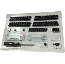 Gereedschapsset met schroeven, moersleutels en schroevendraaier in plastic verpakking