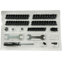 Montageset met schroeven, moeren, steeksleutels en schroevendraaier in transparante kunststof verpakking