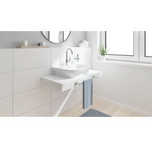 Moderne badkamer met wastafel, handdoekhouder en spiegel