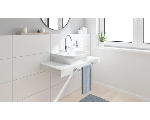 Moderne badkamer met wastafel, handdoekhouder en spiegel