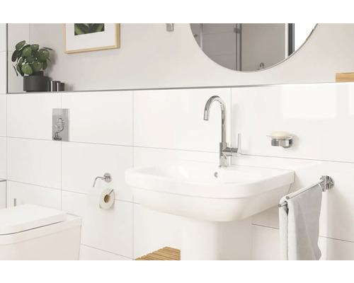 Badkamer met wastafel, kraan, spiegel en toilet