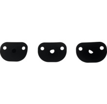 Drie zwarte afdekkingen met gaten voor bevestiging.