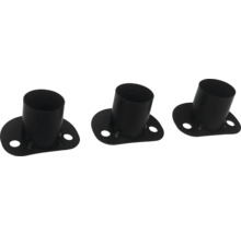 Drie zwarte buishouders met bevestigingsgaten