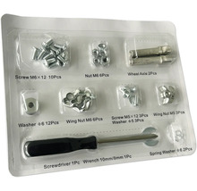 Gereedschapsset met schroeven, moeren, ringen, wielas, schroevendraaier en moersleutel in plastic verpakking.