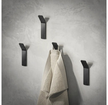 Wandgarderobe met handdoek aan grijze muur