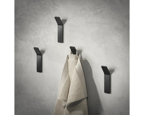 Wandgarderobe met handdoek aan grijze muur