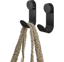Twee zwarte metalen wandhaken met Tiger logo, waarvan één met een gevlochten tas