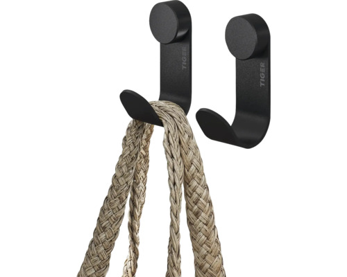 Twee zwarte metalen wandhaken met Tiger logo, waarvan één met een gevlochten tas
