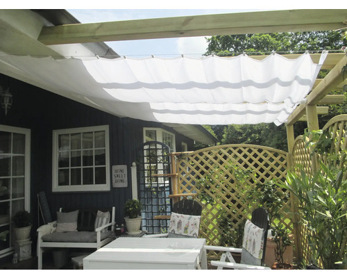 Terras met zonnescherm, tuinmeubelen en houten schutting