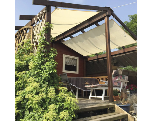 Tuinhuis met schaduwdoek, planten en tuinmeubelen op een houten terras