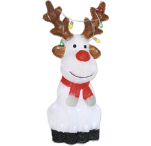 Decoratief rendierfiguur met gewei, lichtsnoer en rode sjaal als kerstdecoratie.