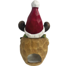 Decoratieve tuinkabouterfiguur met kerstmuts op boomstronk