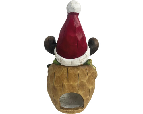 Decoratieve tuinkabouterfiguur met kerstmuts op boomstronk