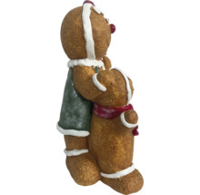 Decoratieve peperkoekmannetjesfiguren omhelzen elkaar