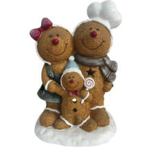 Decoratieve peperkoekfamilie als feestelijke kerstdecoratie