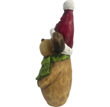 Decoratief hondenbeeldje met kerstmuts en sjaal